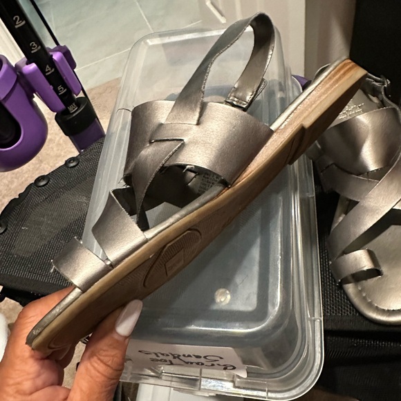 Gray flat sandals. - Picture 6 of 7